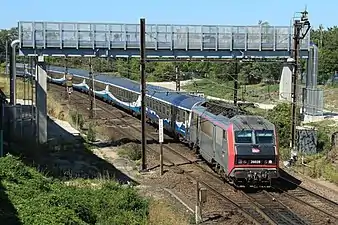 Un train Interloire à l'approche d'Orléans, vu d'un pont, en courbe.