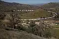 Un train du BNSF passe la boucle de Tehachapi en 2011.