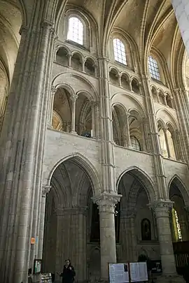 Cathédrale de Laon – transition du gothique primitif (avec tribunes) au gothique classique (avec triforium sans fenêtres)