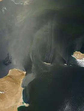 Image satellitaire du bras de mer qui sépare le Cap Guardafui, à l'ouest, de l'île de Socotra à l'est.