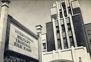 Le tribunal militaire international pour l'Extrême-Orient est convoqué à la cour Ichigaya, dans un ancien quartier général de l'armée impériale japonaise à Ichigaya, Tokyo.