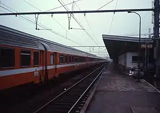 Cinq voitures Corail de la SNCF en livrée Eurofima.