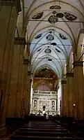 Intérieur de la Basilique avec médaillons monochromes de Luca Signorelli au plafond et la relique de la sainte Maison de Lorette sous la coupole de Sangallo