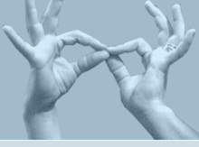 Photo de mains représentant le mot «interprète» en langue des signes québécoise : les pouces et index des mains forment deux pinces fermées, qui se rejoignent.