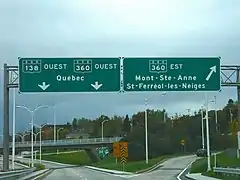 Échangeur des routes 138 et 360 près du mont Sainte-Anne.