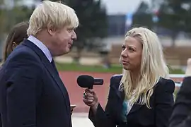 Une journaliste interviewant Boris Johnson, alors maire de Londres, en 2014.