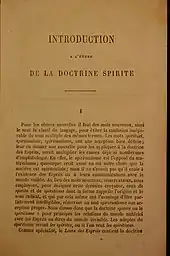 Première page de l'édition originale du Livre des Esprits représentée entièrement. Le papier est fortement jauni et les caractères apparaissent en bruns foncés tout en restant clairement lisibles.