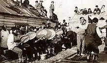 Musiciens et danseur de tambour près de Nome en Alaska, 1900.