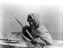 Photo d'Inuit dans son kayak.