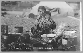 1916 – Femme inuk dans sa cuisine.