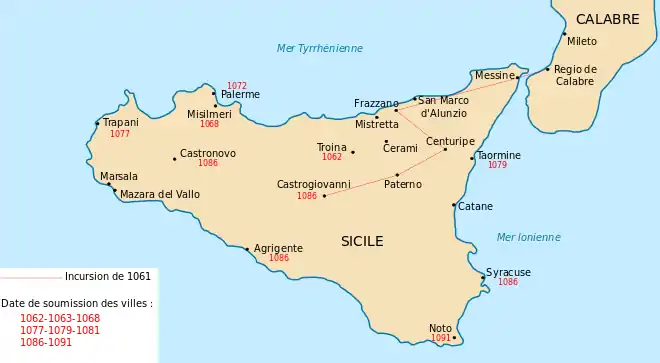 Les phases de l'invasion normande de la Sicile, un trait indique la progression de l'incursion de 1061, la date en rouge indique l'année de soumission de la ville
