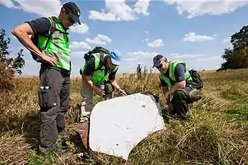 Des enquêteurs sur le site de l'accident du vol MH 17.
