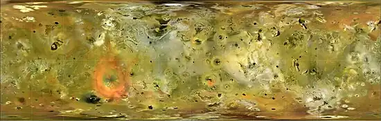 Projection de la surface de Io. On note notamment les régions polaires plus foncées que celles équatoriales et le grand cercle rouge entourant le volcan Pélé.