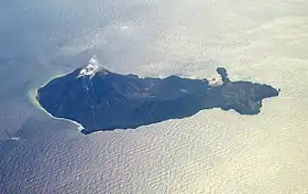 Vue aérienne de l'île d'Iō-jima avec le mont Iō à gauche.