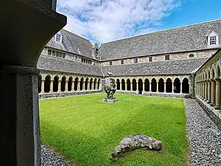 Le cloître.