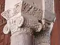 Chapiteau ionique en marbre blanc à côté de l'une des portes de la salle de prière. Son abaque en pierre est sculpté d'un décor végétal.
