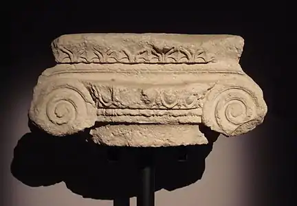 Chapiteau de type ionique, temple de Takht-i Sangin, IVe – IIIe siècle av. J.-C. Musée national des antiquités du Tadjikistan.