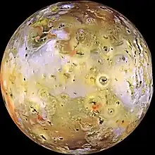 Haut volcanisme d’Io, où l'on peut apercevoir des volcans et des jets de liquide.