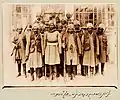Les esclaves non eunuques étaient parfois affectés aux armées d’élites Qajar. Les 14 escaves sur cette photo appartenaient au prince Zell-e-Sultan de Qajar, Ghameshlou, Isfahan, 1904.
