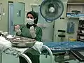 Technicienne iranienne de chirurgie avec masque chirurgical.