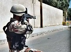 Un soldat irakien de la Garde nationale (en) de Bagdad en 2005. Ces unités constituent la 6e DAI après la dissolution de la Garde nationale.