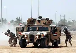 Groupe de combat de la 6e division irakienne avec un HMMWV en août 2006.