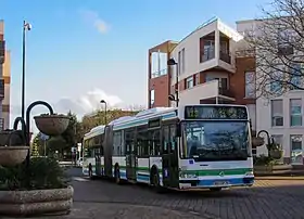 Un bus de la ligne 418 du réseau de Saint-Quentin-en-Yvelines à La Clef de Saint Pierre.