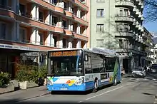 Photographie en couleurs d’un autobus hybride à Annecy en 2015.