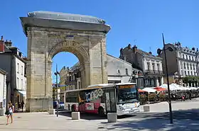Un autobus du réseau Taneo passant la Porte de Paris.