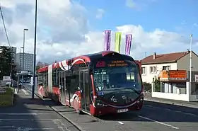 Un bus de la ligne C du réseau T2C arrêté à Oradou Gantière