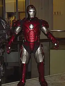 l'armure d'Iron Man,de couleur rouge et couleur argent,les bras un peu écartés