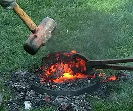 Cinglage d'une loupe de bas fourneau.