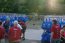 Photo en couleur de bénévoles sur une course de triathlon