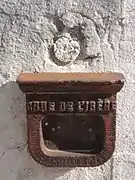 Ancien repère de crue de l'Isère à Grenoble Quai Perrière (face au n°22) avec indication altérée, au-dessus.