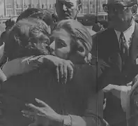 Martínez de Perón arrivant en Argentine et serrant dans ses bras Erminda Duarte de Bertolini, sœur d'Eva Perón, décembre 1971.