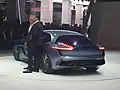 Le PDG de Borgward, Ulrich Walker (à gauche) et le concepteur en chef Anders Warming (à droite) présentent le concept Isabella au salon de Francfort 2017.