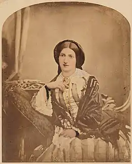 Photographie en noir et blanc d'une femme assise