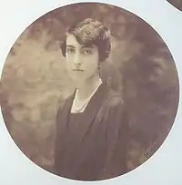 photographie sépia : portrait de femme en robe noire