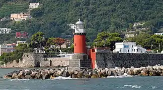 Ischia Porto : phare et panorama.