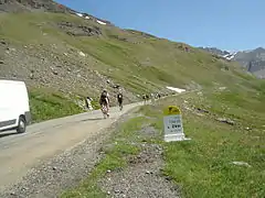 Pente à 10 % dans l’avant-dernier kilomètre d’ascension. Devant des coureurs de l'Ice Trail Tarentaise.