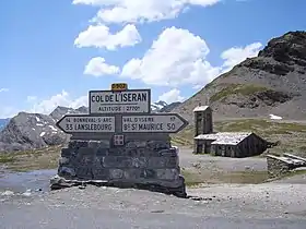 Panneaux et indication touristique Michelin au col de l'Iseran.