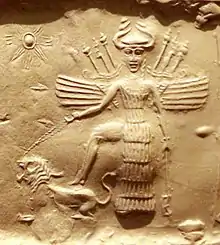 Détail d'une impression de sceau-cylindre de la période d'Akkad : la déesse Ishtar ailée et portant des armes sur son dos, avec un lion. Musée de l'Oriental Institute de Chicago.