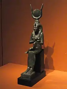 Isis allaitant Horus