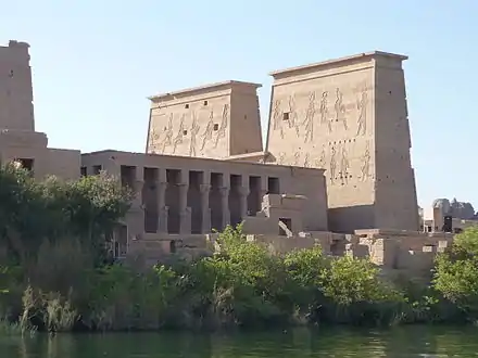 Photographie en couleur d'un monument comprenant sur ses deux tours des hiéroglyphes