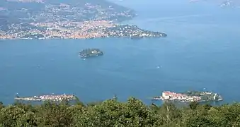 Vue des Iles Borromées depuis les hauteurs de Stresa : à gauche Isola dei Pescatori, au milieu Isola Madre et à droite. Isola Bella. De l'autre côté du lac, la ville de Verbania.