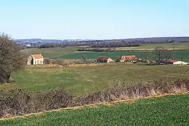 Ferme du Saulce-d'Island. Depuis la haie jusqu'à la digue (dite chaussée) devant la chapelle, le champ était un réservoir d'eau.