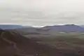 Vue sur un cratère similaire derrière le volcan