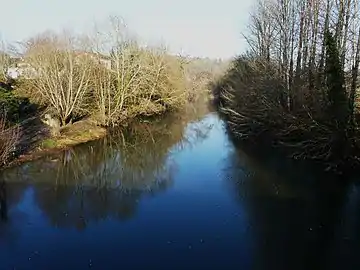 L'Isle à Laurière, entre Antonne-et-Trigonant (à gauche) et Sarliac-sur-l'Isle (à droite).