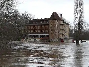 L'hôtel-restaurant L'Écluse le long de l'Isle, à Antonne-et-Trigonant, lors des nondations de janvier 2009.