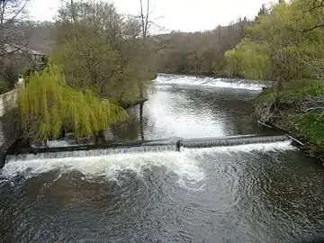 En limites de Nantheuil et Nanthiat, l'Isle au pont des Castilloux.